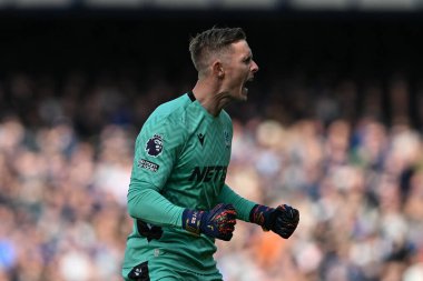 Crystal Palace 'dan Dean Henderson, 28 Eylül 2024' te İngiltere 'nin Liverpool kentinde oynanan Premier Lig maçında Crystal Palace' a karşı Everton maçında Crystal Palace 'ı 0-1 yenmeyi hedefleyen Crystal Palace' dan Marc Guhi 'yi kutluyor.