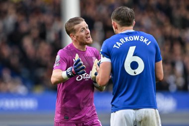 Everton 'dan Jordan Pickford 28 Eylül 2024' te İngiltere 'nin Liverpool kenti Goodison Park' ta oynanan Premier League maçı sırasında Everton ve Crystal Palace maçında Everton 'dan James Tarkowski ile konuştu.