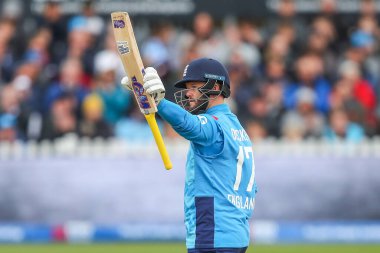 İngiltere 'den Ben Duckett, İngiltere' nin Bristol, İngiltere 'deki Unique Stadyumu' nda oynanan 5. Metro Bank One Day International maçında (50 koşu) yarım yüzyıl (50 koşu) kutluyor.