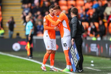 Blackpool 'dan Albie Morgan, Blackpool' dan Sonny Carey ile 28 Eylül 2024 'te Bloomfield Road, Blackpool' da oynanan 1. Blackpool-Burton Albion maçında sahadan çıkarken konuştu.