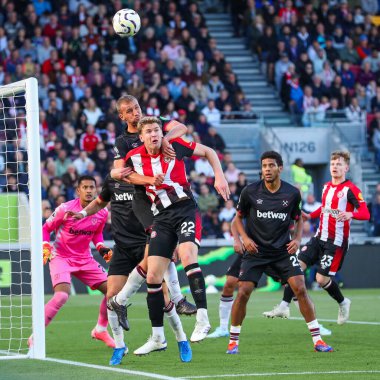 West Ham United takımından Tomas Soucek, Premier League karşılaşmasında Brentford 'dan Nathan Collins ile birlikte Londra' daki Gtech Community Stadyumu 'nda 28 Eylül 2024' te karşı karşıya geldi.