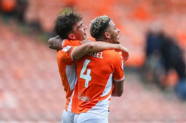 Blackpool 'dan Kyle Joseph ve Blackpool' dan Jordan Lawrence-Gabriel, 28 Eylül 2024 'te Bloomfield Road, Blackpool' da oynanan Blackpool-Burton Albion maçında takımlarının kazanmasını kutluyorlar.