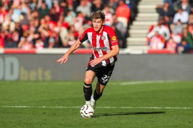 Brentford 'dan Nathan Collins, Premier League maçında Brentford-West Ham United maçında topla koşuyor. Gtech Community Stadyumu, Londra, Birleşik Krallık, 28 Eylül 2024