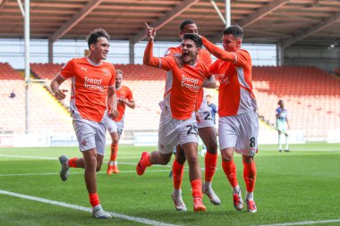 Blackpool 'dan Rob Apter, 28 Eylül 2024' te Bloomfield Road, Blackpool 'da oynanan Blackpool - Burton Albion maçında 2-0 kazanma hedefini kutluyor.