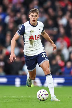 Tottenham Hotspur 'dan Micky van de Ven, Manchester United ile Tottenham Hotspur arasında oynanan Premier Lig maçında topu 29 Eylül 2024' te Old Trafford, Manchester, İngiltere 'de aldı.