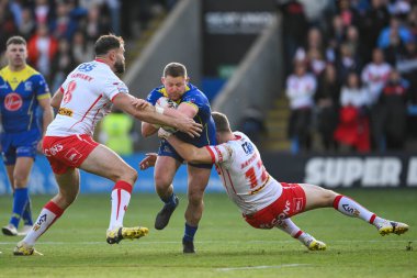 Warrington Wolves 'tan John Bateman, 28 Eylül 2024' te İngiltere 'nin Warrington şehrinde oynanan Betfred Süper Lig eleme maçında St. Helens' a karşı oynadığı 2 Warrington Wolves maçında St. Helens 'li Joe Batchelor ile karşı karşıya geldi.