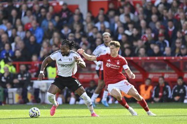 Fulham FC 'den Adama TRAORE ve Nottingham Forrest' tan Ryan YATES Premier League maçı sırasında Nottingham Forest Fulham 'a karşı 28 Eylül 2024' te City Ground, Nottingham, Birleşik Krallık 'ta mücadele ettiler.