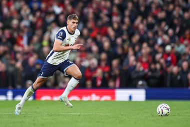 Tottenham Hotspur 'dan Micky van de Ven, Manchester United ile Tottenham Hotspur arasında oynanan Premier Lig maçında topu 29 Eylül 2024' te Old Trafford, Manchester, İngiltere 'de aldı.