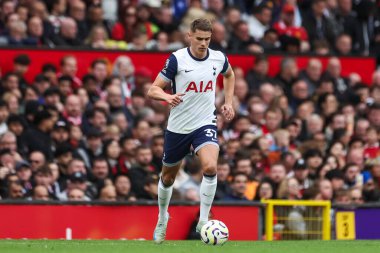 Tottenham Hotspur takımından Micky van de Ven, Manchester United ile Tottenham Hotspur 'un 29 Eylül 202' de Old Trafford, Manchester, İngiltere 'de oynadığı Premier League maçında topa vuruyor.