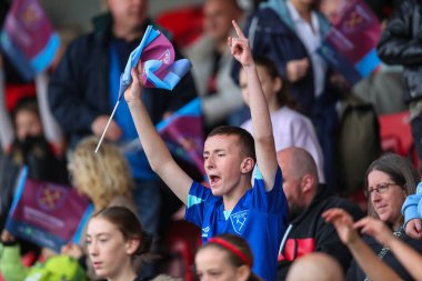 West Ham United taraftarları, The Chigwell İnşaat Stadyumu 'nda West Ham United Women - Liverpool Women maçında 29 Eylül 2024' te tepki verdiler.