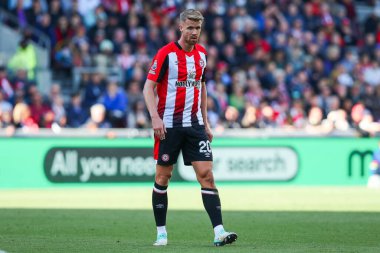 Brentford 'dan Kristoffer Ajer, Premier League maçında Brentford, West Ham United' a karşı Gtech Community Stadyumu 'nda 28 Eylül 2024' te seyrediyor.