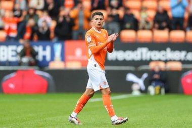 Blackpool 'dan Albie Morgan, 28 Eylül 2024' te Bloomfield Road, Blackpool, İngiltere 'de oynanan Blackpool-Burton Albion maçında sahadan ayrılan taraftarları alkışlıyor.