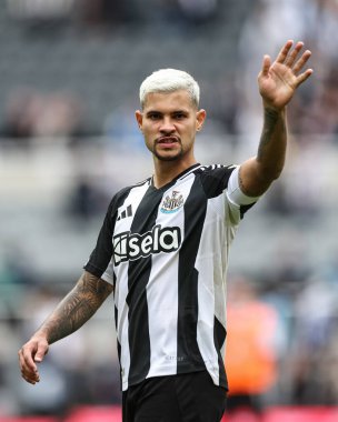 Newcastle United takımından Bruno Guimares, 28 Eylül 2024 tarihinde İngiltere 'nin Newcastle şehrinde oynanan Premier League maçı sırasında taraftarlara el sallıyor.