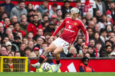 Manchester United takımından Alejandro Garnacho, Manchester United 'ın Tottenham Hotspur' a karşı 29 Eylül 202 'de oynadığı Premier League maçında topa vuruyor.