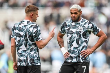 Newcastle United 'dan Harvey Barnes, 28 Eylül 2024' te İngiltere 'nin Newcastle şehrinde oynanan Premier League maçı sırasında Newcastle United' ın Manchester City 'e karşı oynadığı maçta Joelinton ile sohbet ediyor.