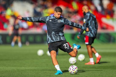 Brentford 'dan Vitaly Janelt, Premier League karşılaşması öncesinde İngiltere' nin Gtech Community Stadyumu 'nda Brentford-West Ham United maçından önce ısınıyor.