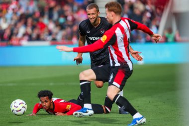 Brentford 'lu Fabio Carvalho, Premier League karşılaşmasında West Ham United' dan Tomas Soucek 'e meydan okudu Brentford - West Ham United, The Gtech Community Stadyumu, Londra, Birleşik Krallık, 28 Eylül 2024