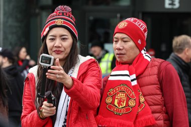 Manchester United taraftarları Manchester United 'ın Tottenham Hotspur' a karşı 29 Eylül 202 'de Old Trafford, Manchester' da oynadığı Premier League maçında Old Trafford dışında selfie çektiler.