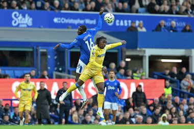 Everton 'dan Abdoulaye Doucour ve Crystal Palace' dan Eberechi Eze Premier Lig maçı sırasında Goodison Park, Liverpool, Birleşik Krallık 'ta 28 Eylül 2024' te oynanan Everton-Crystal Palace maçında top için savaştılar.