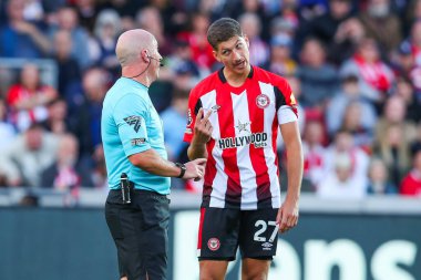 Brentford 'dan Vitaly Janelt, 28 Eylül 2024' te İngiltere 'deki Gtech Community Stadyumu' nda oynanan Premier League karşılaşmasında Simon Hooper 'a hakemlik yapmak için ceza istedi.