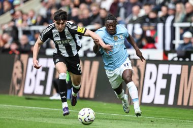 Newcastle United 'dan Tino Livramento ve Manchester City' den Jrmy Doku Premier Lig karşılaşmasında topu kovaladılar Newcastle United Manchester City 'ye karşı St. James' s Park, Newcastle, İngiltere, 28 Eylül 2024