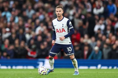 Tottenham Hotspur takımından James Maddison, Manchester United ile Tottenham Hotspur arasında oynanan Premier League maçında topa ilk vuruşunu yaptı.