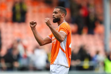 Blackpool 'dan CJ Hamilton takımlarının kazanmasını 28 Eylül 2024' te Bloomfield Road, Blackpool 'da oynanan Blackpool-Burton Albion maçında kutluyor.
