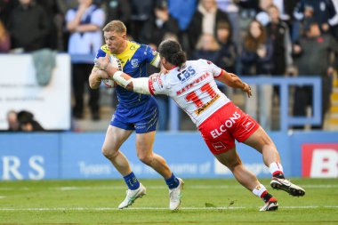 Warrington Wolves takımından Matt Dufty, 28 Eylül 2024 'te İngiltere' nin Warrington kentinde oynanan Betfred Süper Lig eleme karşılaşmasında St. Helens 'li Sione Matautia' yı geçmeyi başardı.