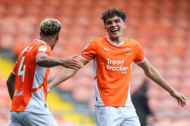 Blackpool 'dan Kyle Joseph ve Blackpool' dan Jordan Lawrence-Gabriel, 28 Eylül 2024 'te Bloomfield Road, Blackpool' da oynanan Blackpool-Burton Albion maçında takımlarının kazanmasını kutluyorlar.