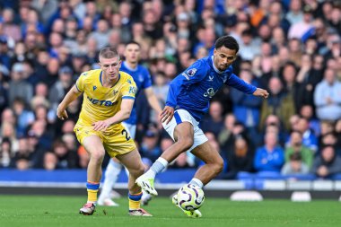 Everton 'dan Iliman Ndiaye, 28 Eylül 2024' te İngiltere 'nin Liverpool kenti Goodison Park' ta oynanan Premier League maçı sırasında Kristal Saray 'dan Adam Wharton' ı oyaladı.