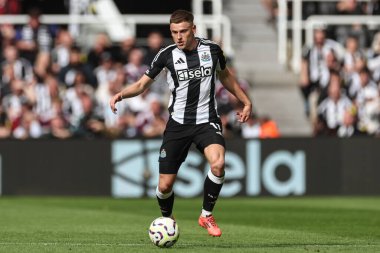 Newcastle United 'dan Harvey Barnes Premier Lig maçı sırasında topla birlikte Newcastle United, Manchester City' ye karşı St. James 's Park, Newcastle, İngiltere, 28 Eylül 202