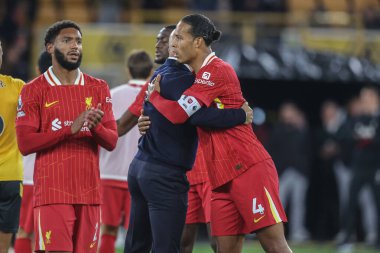 Liverpool 'un Arne Slot teknik direktörü, Liverpool' dan Virgil van Dijk 'i Premier League maçı sırasında Wolverhampton Wanderers ile Molineux, Wolverhampton, Birleşik Krallık' ta 28 Eylül 2024 'de Liverpool maçında kucaklıyor.