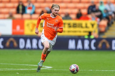 Blackpool takımından Hayden Coulson, 28 Eylül 2024 'te Bloomfield Road, Blackpool' da oynanan Blackpool-Burton Albion maçında topa vuruyor.