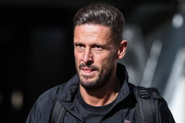 Newcastle United 'ın teknik direktör yardımcısı Jason Tindall, 28 Eylül 2024 tarihinde İngiltere' de oynanan Premier League maçı sırasında Manchester City 'ye karşı St. James' s Park 'a geldi.