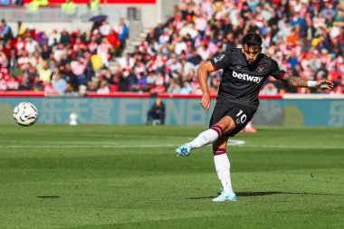 West Ham United takımından Lucas Paqueta, Premier League maçında Brentford 'a karşı West Ham United' ın 28 Eylül 2024 'te Londra' daki Gtech Community Stadyumu 'nda karşı karşıya geldi.