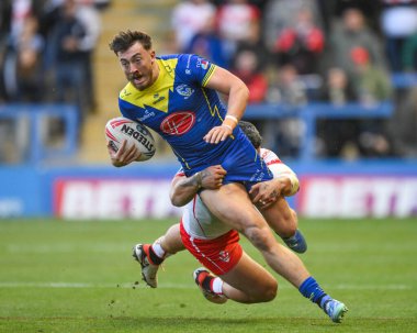 Warrington Wolves 'tan Matty Ashton, 28 Eylül 2024' te İngiltere 'nin Warrington kentinde oynanan Betfred Süper Lig eleme maçında St. Helens' li Sione Matautia ile karşı karşıya geldi.