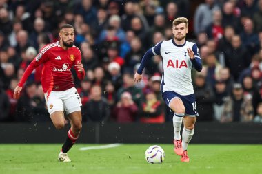 Tottenham Hotspur takımından Timo Werner, Manchester United ile Tottenham Hotspur maçında 29 Eylül 2024 'te Old Trafford, Manchester, İngiltere' de yaptığı maçta topa vurdu.