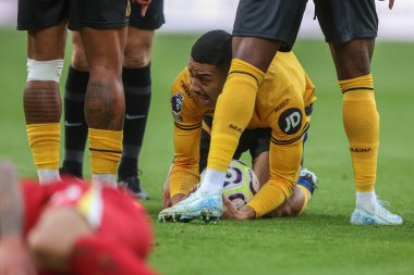 Wolverhampton Wanderers takımının Andr 'ı, Liverpool Premier Ligi maçında Liverhampton Wanderers' a karşı Liverpool 'da oynanan 28 Eylül 2024 tarihinde Wolverhampton, İngiltere' de oynanan faul sonucu tepki gösterdi.