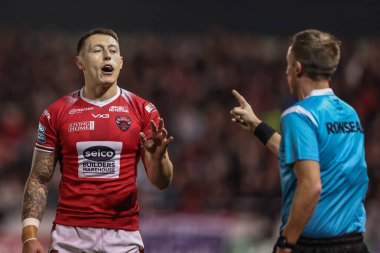 Salford Red Devils Deon Cross, Salford Community Stadyumu, Eccles, Birleşik Krallık 'ta 27 Eylül 2024' te oynanan Betfred Süper Lig eleme turu eleme turu 1 Salford Red Devils - Leigh Leopards maçı sırasında hat yetkilisiyle tepkimeye girdi.