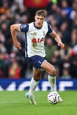 Tottenham Hotspur 'dan Micky van de Ven, Manchester United ile Tottenham Hotspur arasında oynanan Premier Lig maçında topu 29 Eylül 2024' te Old Trafford, Manchester, İngiltere 'de aldı.