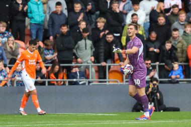 Blackpool takımından Harry Tyrer 28 Eylül 2024 'te Bloomfield Road, Blackpool' da oynanan Blackpool - Burton Albion maçında
