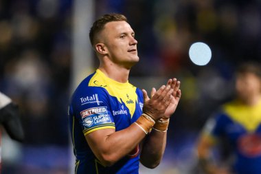 Warrington Wolves takımından Josh Drinkwater, 28 Eylül 2024 'te İngiltere' nin Halliwell Jones Stadyumu 'nda oynanan Betfred Süper Lig eleme maçının sonunda taraftarları alkışlıyor.