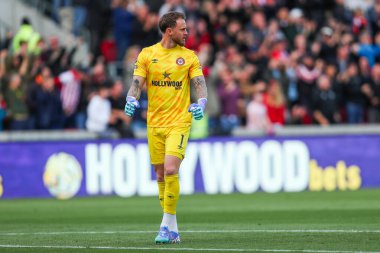 Brentford 'dan Mark Flekken, Premier League maçı Brentford-West Ham United maçında takım golünü Londra' daki Gtech Community Stadyumu 'nda 28 Eylül 2024' te 1-0 yapma başarısını kutluyor.