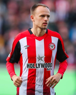 Brentford 'dan Mikkel Damsgaard, 28 Eylül 2024' te Londra 'daki Gtech Community Stadyumu' nda oynanan Premier League karşılaşması öncesinde sıralanıyor.