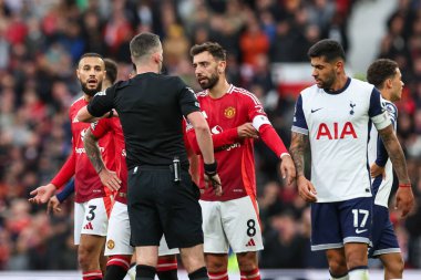 Hakem Chris Kavanagh, Manchester United ile Tottenham Hotspur maçında Manchester United 'ın 29 Eylül 202' de Old Trafford, Manchester 'da oynadığı maçta Bruno Fernandes' e kırmızı kart verdi.
