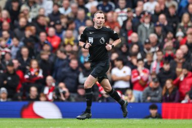 Hakem Chris Kavanagh Premier Lig karşılaşmasında Manchester United ile Tottenham Hotspur 'a karşı Old Trafford, Manchester, Birleşik Krallık, 29 Eylül 2024