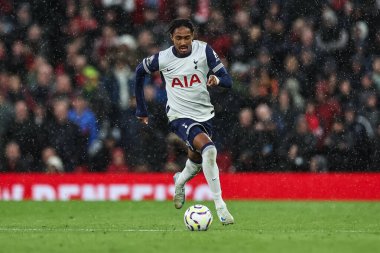 Tottenham Hotspur 'dan Djed Spence, Manchester United ile Tottenham Hotspur arasında oynanan Premier Lig maçında topu 29 Eylül 2024' te Old Trafford, Manchester, İngiltere 'de aldı.