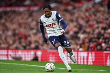 Tottenham Hotspur 'dan Djed Spence, Manchester United ile Tottenham Hotspur' un 29 Eylül 202 'de Old Trafford, Manchester, İngiltere' de oynadığı Premier League maçında topa vuruyor.