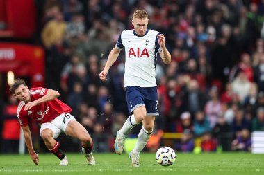 Tottenham Hotspur 'dan Dejan Kulusevski, Manchester United ile Tottenham Hotspur arasında oynanan Premier Lig maçında topu 29 Eylül 2024' te Old Trafford, Manchester, İngiltere 'de aldı.