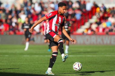 Brentford 'dan Kevin Schade, Premier League maçı sırasında topu kontrol ediyor Brentford, West Ham United' a karşı Gtech Community Stadyumu 'nda, 28 Eylül 2024